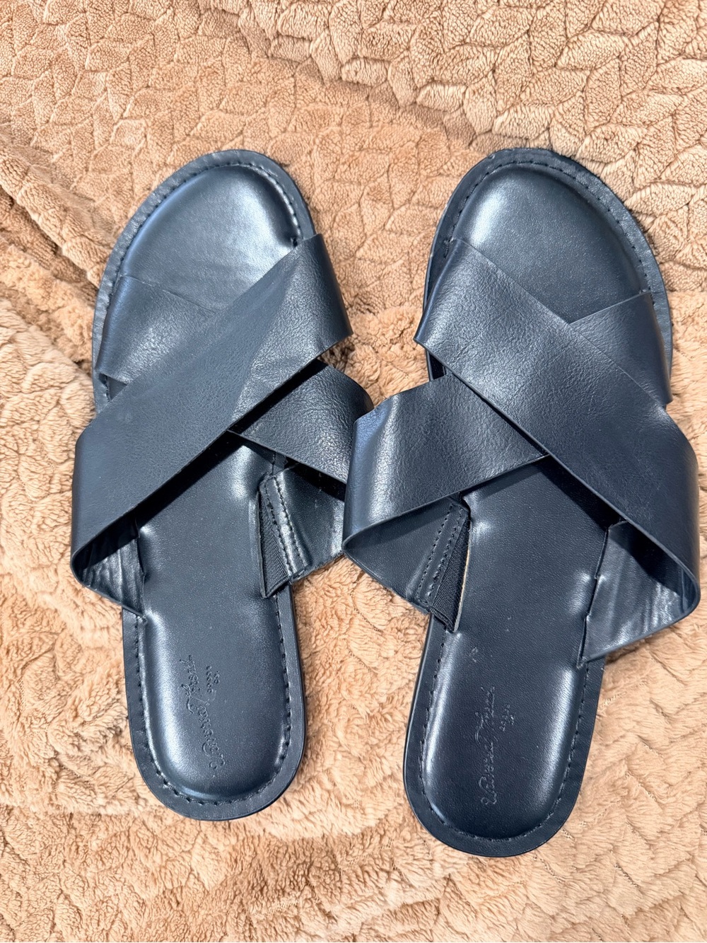 Universal Thread Black Crisscross Slide Sandals